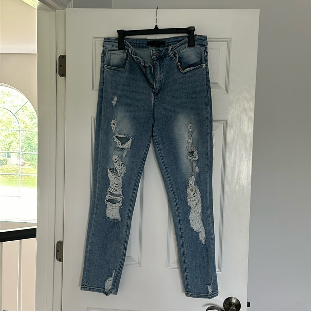 Risen high waisted jeans distressed